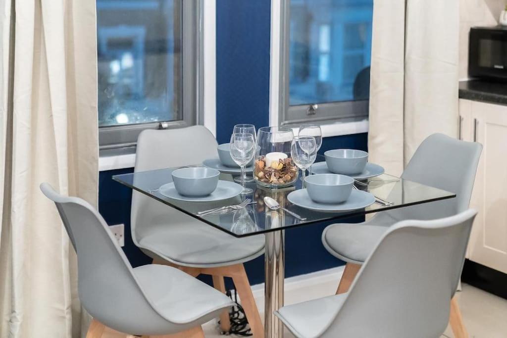2 Bedroom Apartment Londra Exterior foto