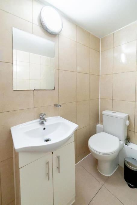 2 Bedroom Apartment Londra Exterior foto